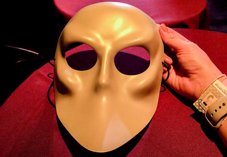 Foto da máscara que os visitantes usam durante o Sleep No More, experiência de teatro imersiva em Nova York