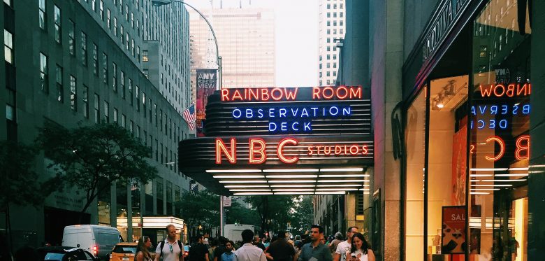 Foto do prédio da NBC em Nova York, onde acontecem gravações de programas de TV que são abertas ao público