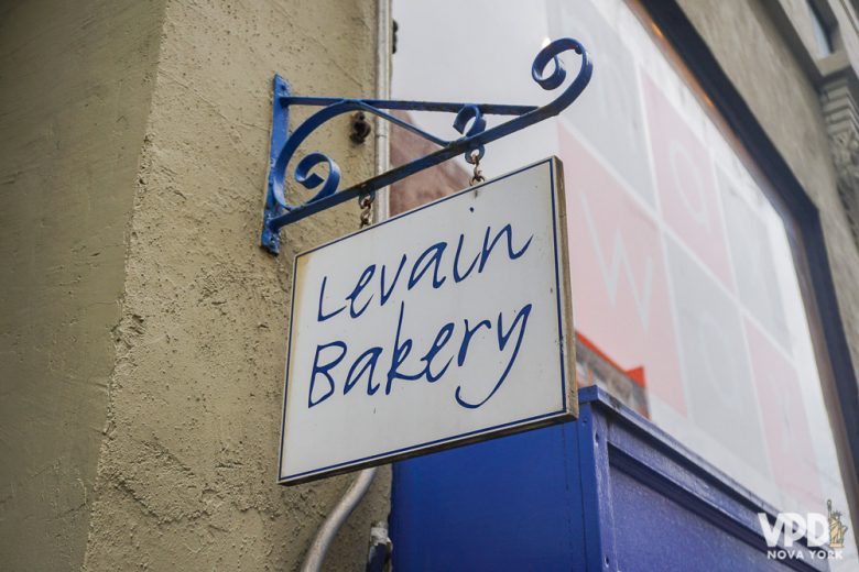 Placa na entrada da Levain Bakery, lar de um dos melhores cookies de NY 