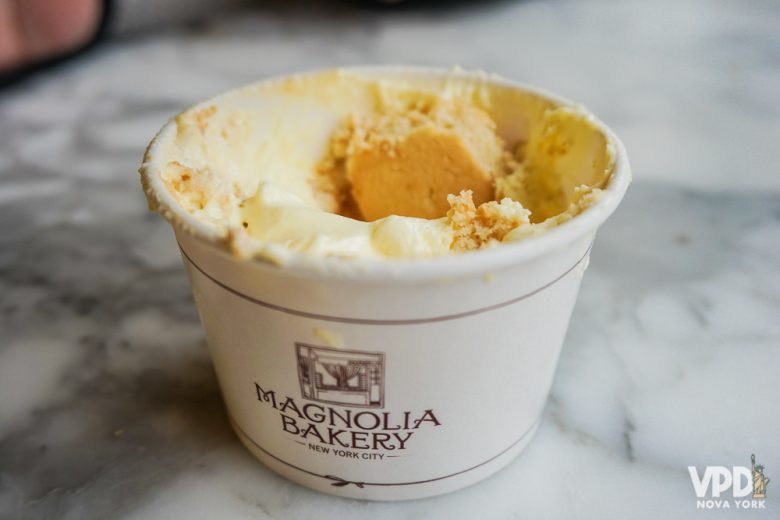 Foto do Banana Pudding da Magnolia Bakery no potinho, sobre uma mesa de mármore. 