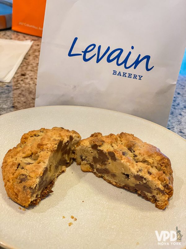 Foto do cookie original da Levain Bakery, cortado ao meio mostrando os pedaços de chocolate 