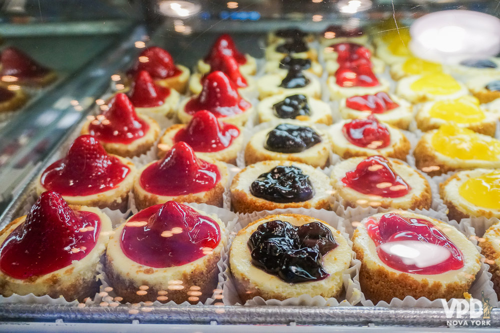 Foto da vitrine de mini cheesecakes de morango e blueberry da Eileen's Cheesecake Specialties, que entra na lista de 10 melhores doces de Nova York