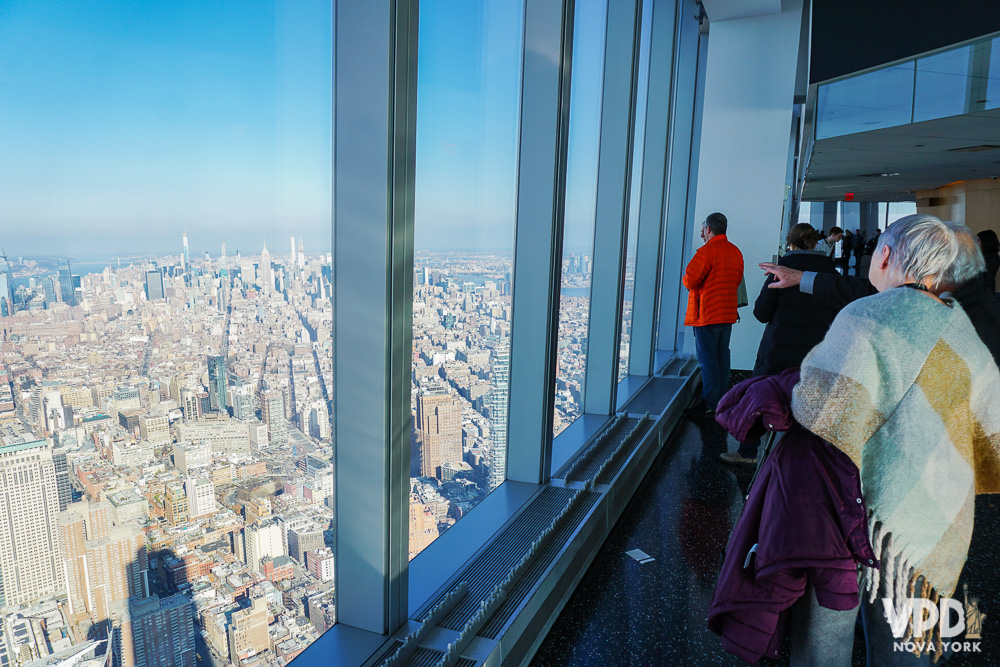 Foto da cidade vista do One World Observatory, o observatório do World Trade Center, com o céu azul ao fundo
