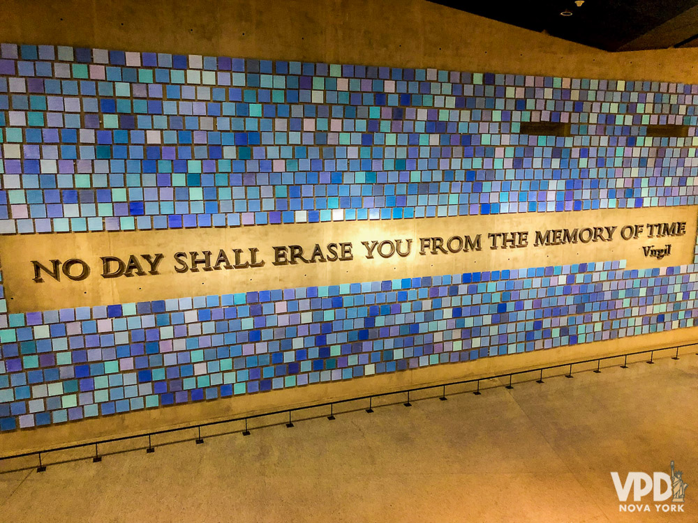 Foto da frase "No day shall erase you from the memory of time" na parede do Museu do 11 de Setembro em Nova York