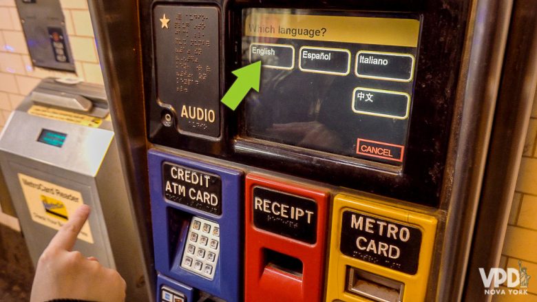 Como comprar metrocard - etapa 2 - Flecha indicando onde escolher o idioma 