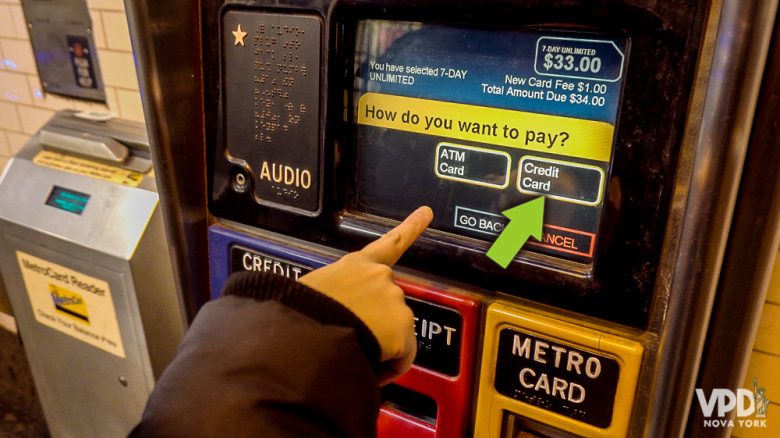 Como comprar metrocard - Flecha indicando onde escolher o pagamento em débito ou crédito 