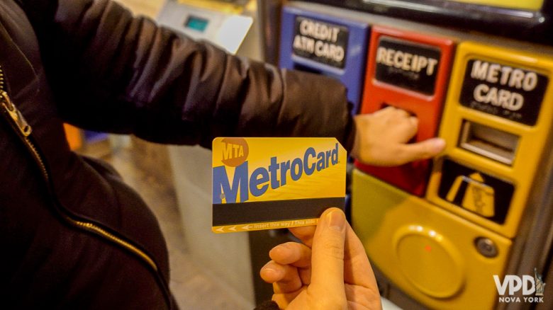 Foto de uma mão segurando o MetroCard 