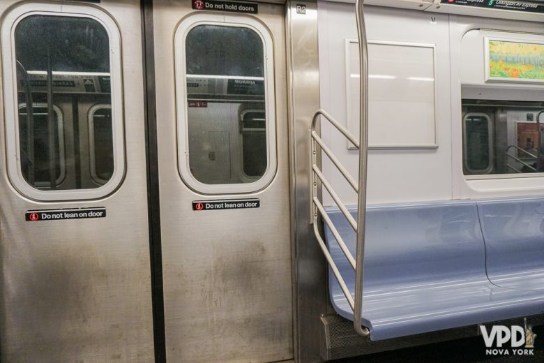 Foto do interior do metrô de Nova York