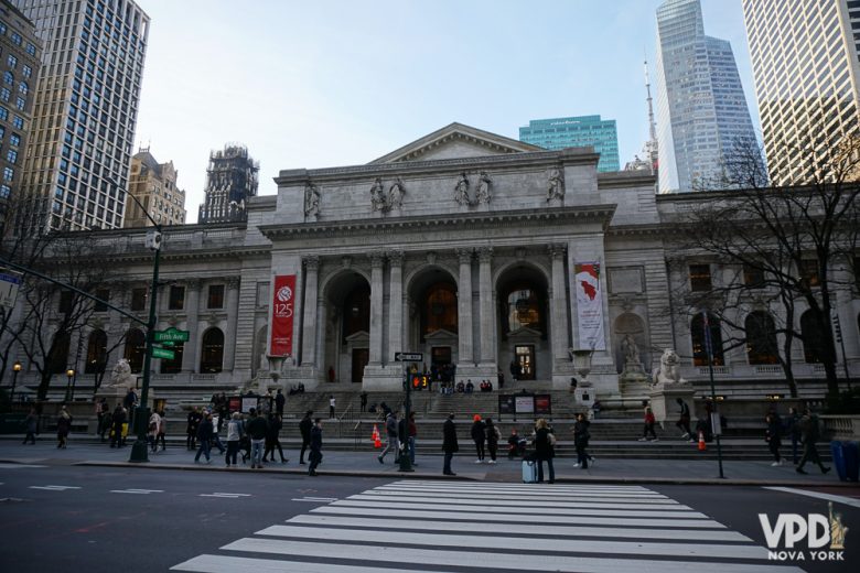 Foto da entrada de um museu em Nova York 