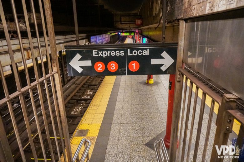 Placas do metrô em inglês indicando as linhas expressa e local 