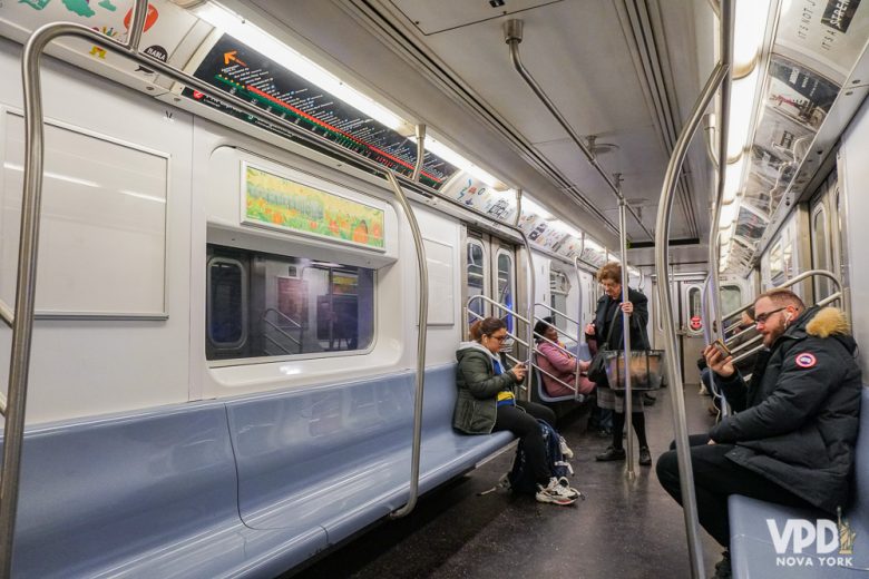 Trem do metrô de NY. Raramente fica vazio como na foto