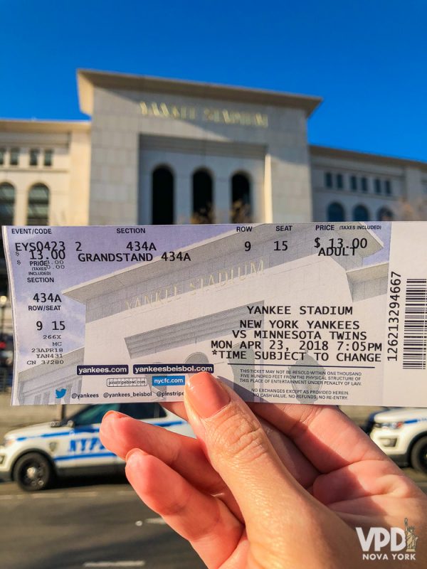 Foto de uma mão segurando um ingresso comprado na hora, na bilheteria do estádio.