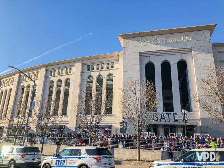 A frente do estádio dos New York Yankees, moderno e bem organizado.