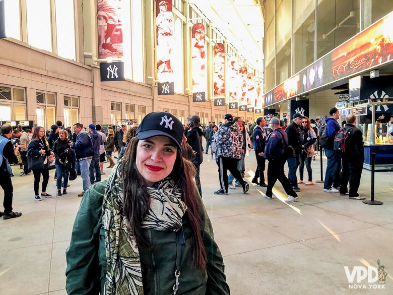 Foto da Bia dentro do estádio, esperando o jogo de baseball dos Yankees.