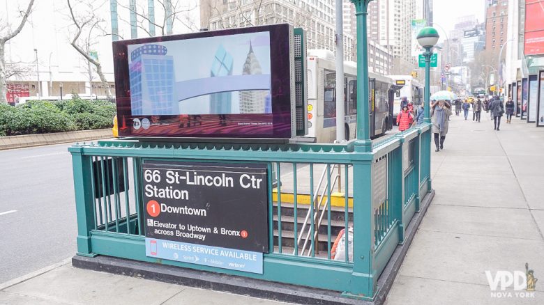 Foto da entrada da estação do metrô de NY