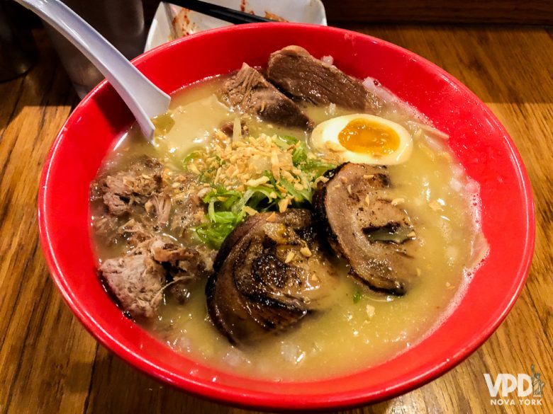 Foto da tigela de ramen do Totto Ramen, em Nova York 