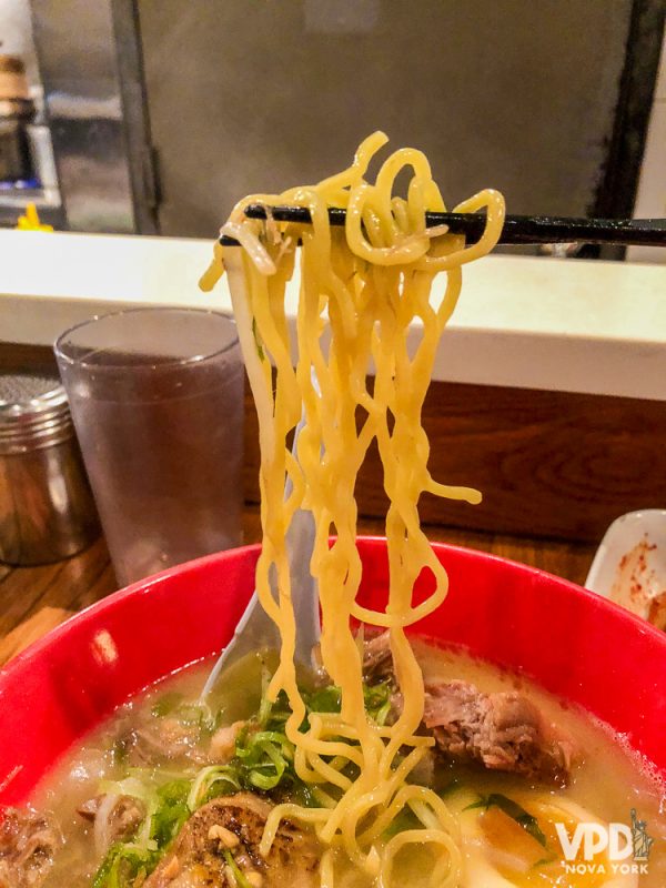 Foto da tigela mostrando o macarrão do ramen, que vem acompanhado de carne e caldo.