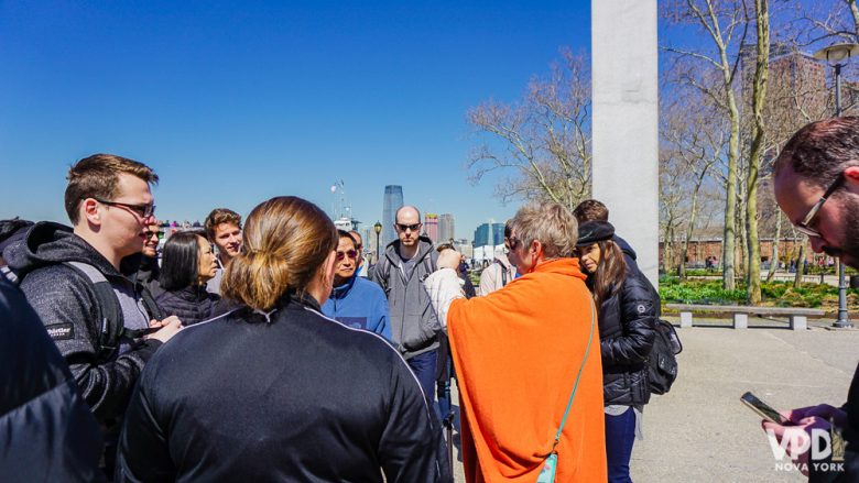 Foto do guia de um tour de graça explicando sobre um ponto turístico