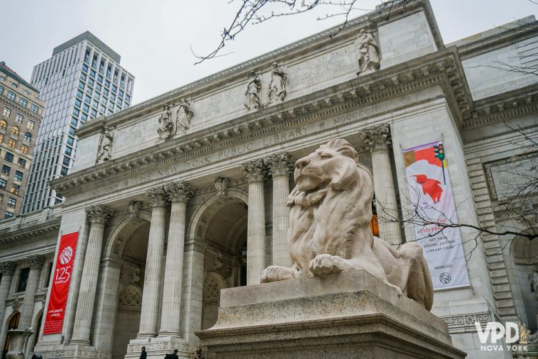 Foto da entrada da Biblioteca Nacional de Nova York, ponto de um tour de graça da cidade.