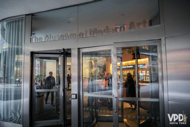 Um bom planejamento te ajuda a economizar e evitar erros. Foto da entrada do Museum of Modern Art de Nova York. 