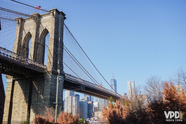 Foto da Brooklyn Bridge em Nova York, com o céu azul ao fundo. 