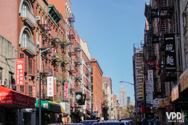 Um dos maiores erros é não se planejar. Foto de Chinatown, com as placas de estabelecimentos em chinês 