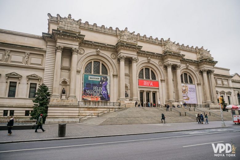 Foto do exterior do MET. Os principais museus ficam em bairros mais residenciais.