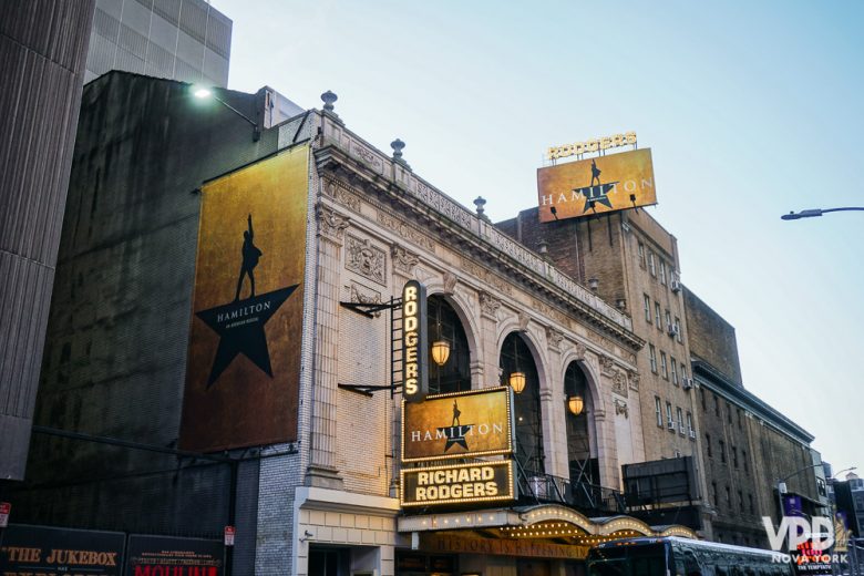 Foto da entrada da Broadway, com cartazes do musical Hamilton 