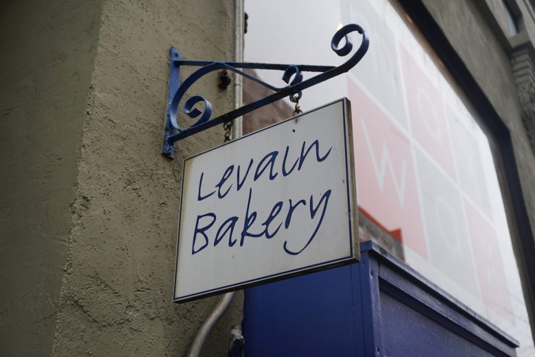 Placa na entrada da Levain Bakery, lar de um dos melhores cookies de NY