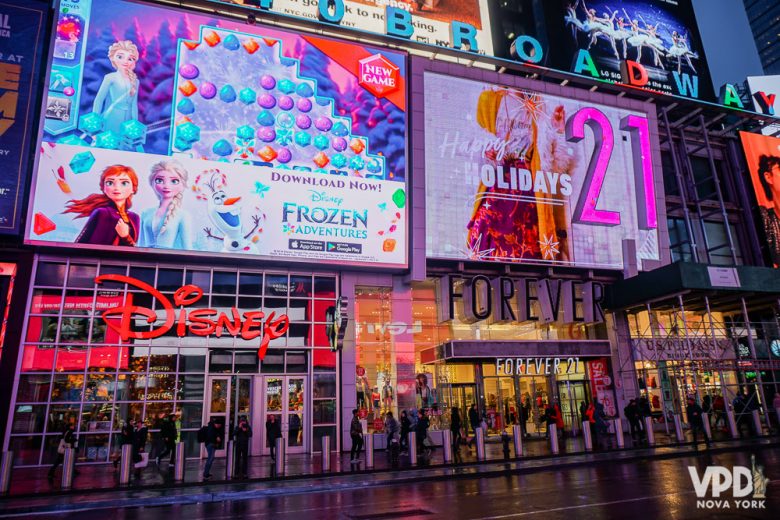 As compras em NY vão muito além da Time Square. Foto das lojas da Disney e Forever 21 na Times Square 