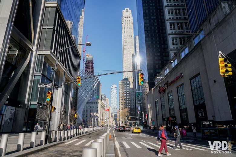 Foto de uma rua em Nova York, com edifícios altos ao fundo 