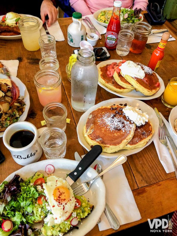 Foto da comida do Bubby's, restaurante delicioso para brunch, com panquecas, ovos, salada, café e mais 