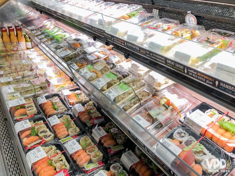 Comidas rápidas de supermercado que às vezes quebram um galho, no caso, sushi e sashimi embalados na geladeira 