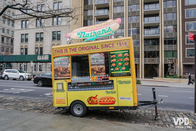 Carrinho do hot dog Nathan's, um dos melhores de Nova York