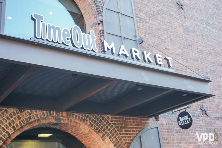 Foto do exterior e da placa do Time Out Market, no Brooklyn.