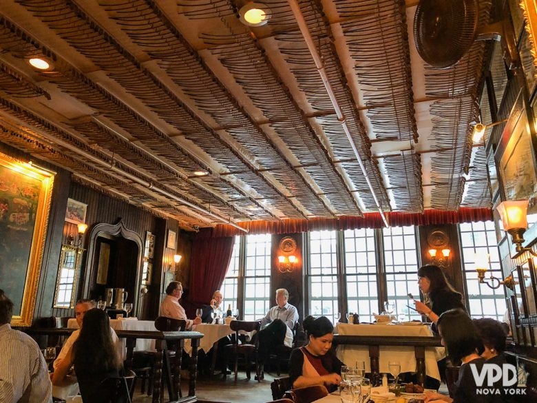 Foto do interior do restaurante Keens Steakhouse em Nova York 