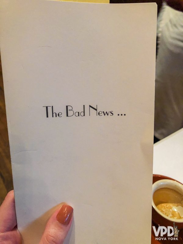 Foto da conta de um restaurante de Nova York, dentro de um envelope que diz "The bad news..." 