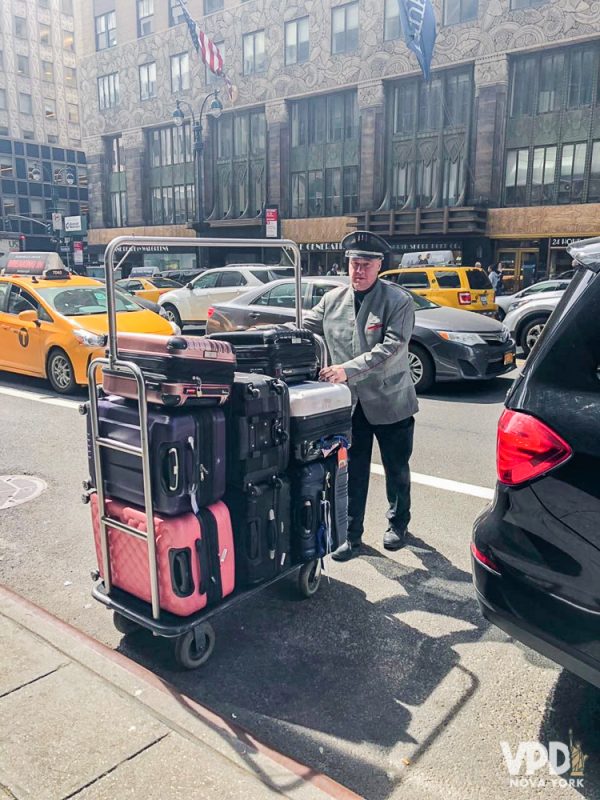 Foto do carregador de malas com o carrinho cheio no hotel 