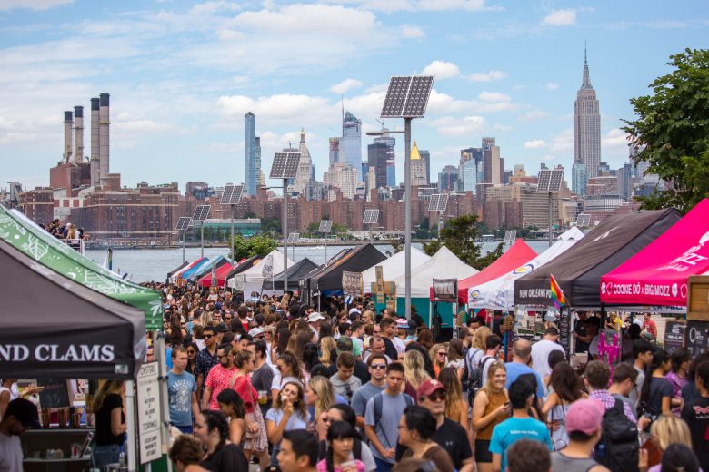 Foto das pessoas e das barracas durante o Smorgasburg , uma das feirinhas de comida mais famosas de Nova York, que acontece no verão