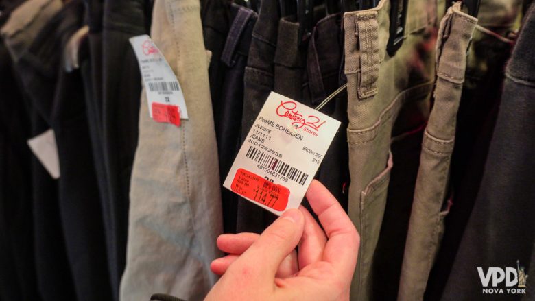 Nem tudo na Century 21 vai ser baratinho, viu? Foto de uma etiqueta  de uma calça mostrando 114,77 dólares