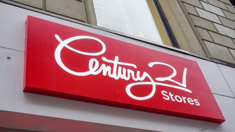 Foto da placa da loja Century 21 em Nova York, com letras brancas sobre um fundo vermelho