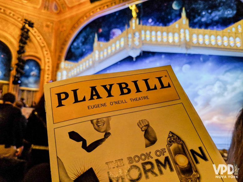 Mesmo sem entender cada palavra em inglês, os musicais ainda são bem legais! Foto do folheto do musical The Book of Mormon no teatro da Broadway 