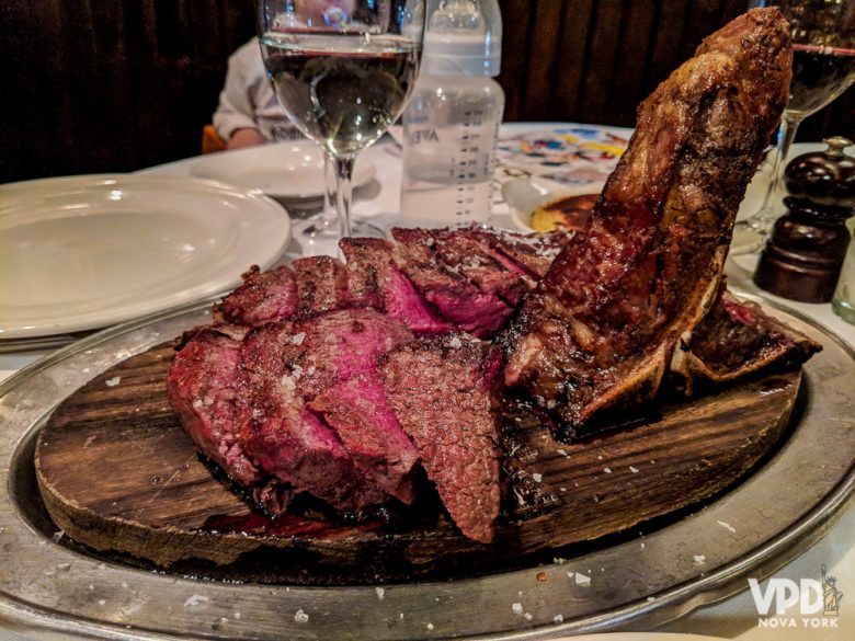 Vale saber como pedir em inglês o ponto da carne do jeito que você prefere. Foto da carne mal passada em um restaurante 