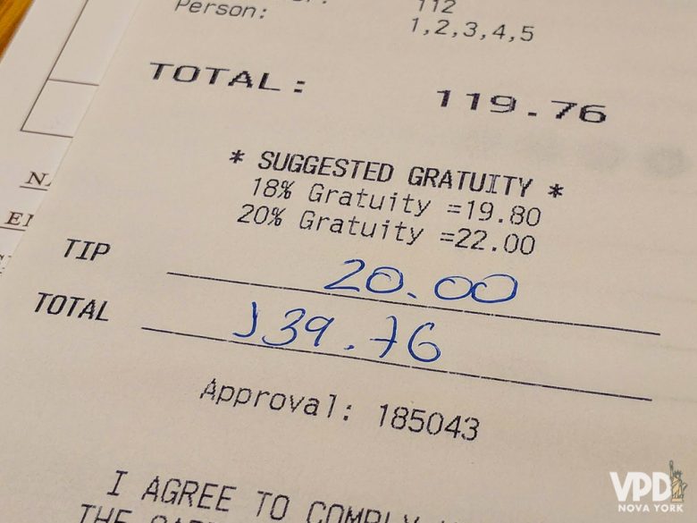 Conta de restaurante em Nova York, com cobrança de taxa e gorjeta.