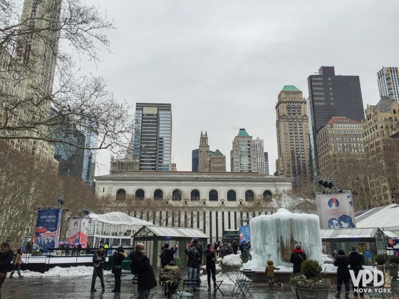 Vale entender quais programações você quer fazer e ver qual época se encaixa melhor. Foto de uma fonte congelada e uma feira ao ar livre em Nova York