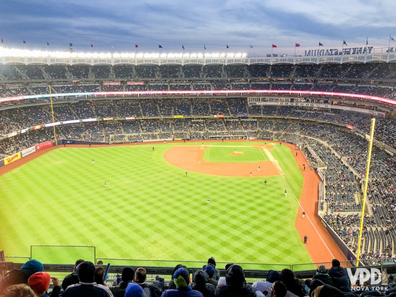 Os jogos de baseball são uma programação bem americana e bem divertida que acontecem nessa época. Foto do estádio durante o jogo 