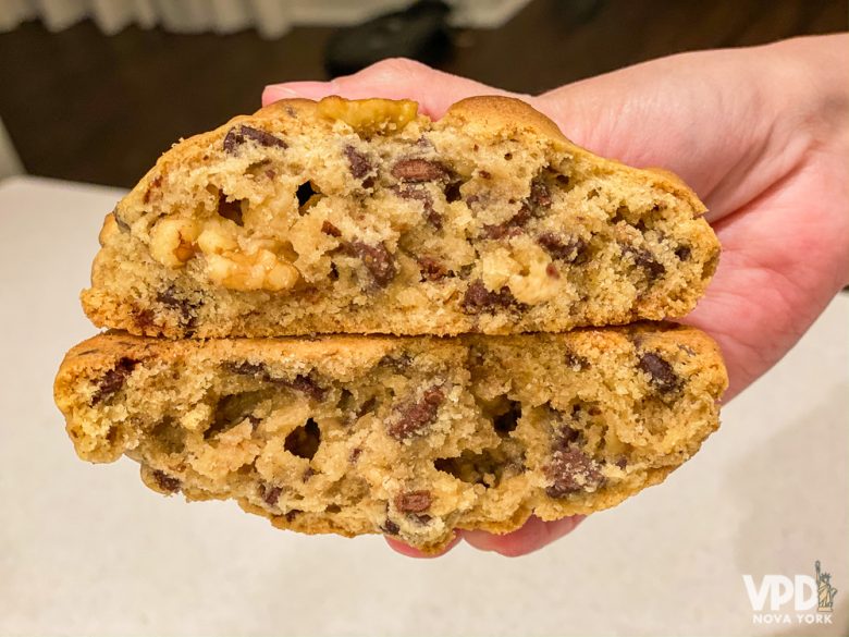 Foto das duas metades do cookie com nozes e gotas de chocolate, igual ao da Levain Bakery 