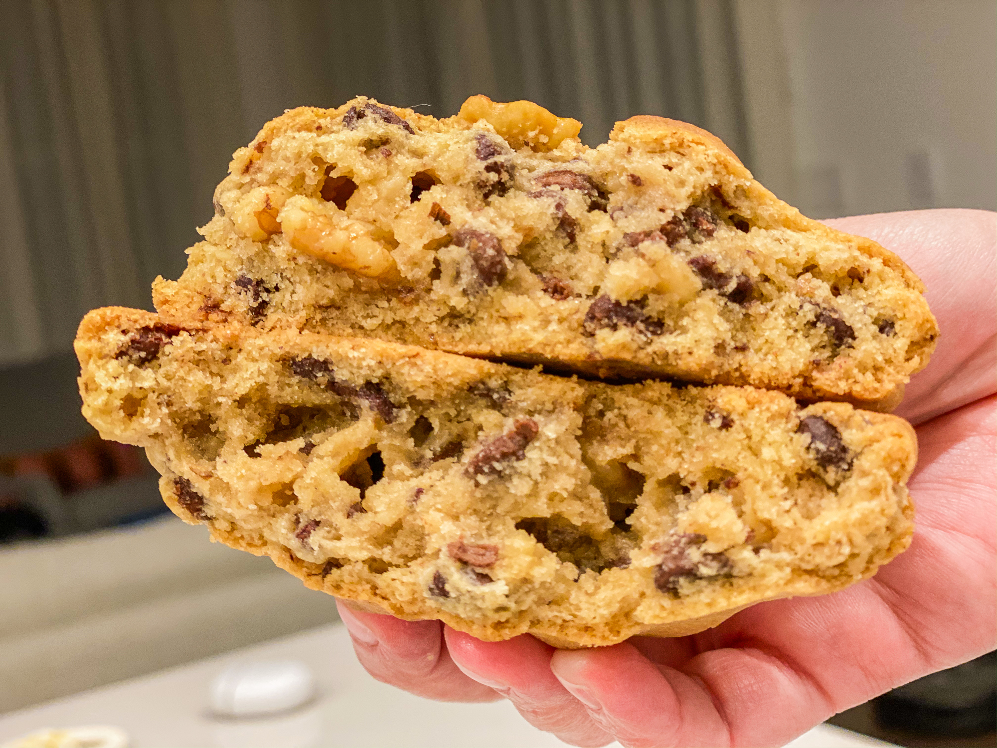Foto das duas metades do cookie com nozes e gotas de chocolate, igual ao da Levain Bakery