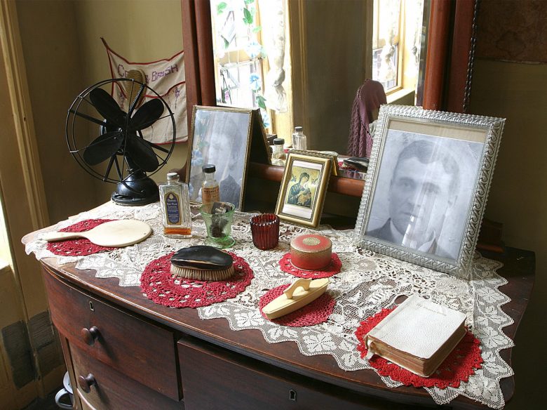 A coleção do Tenement Museum é cheia de detalhes e itens pessoais dos antigos moradores, como retratos, escovas e livros