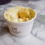 Foto do Banana Pudding da Magnolia Bakery no potinho, sobre uma mesa de mármore.